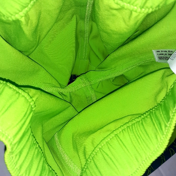 NEW- Boys 2pc Rashguard / Swimming trunks/Shorts - Picture 9 of 14